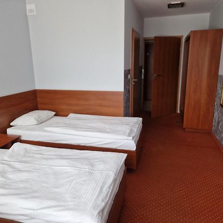 Hotel Podroznik Koszuty Ngoại thất bức ảnh