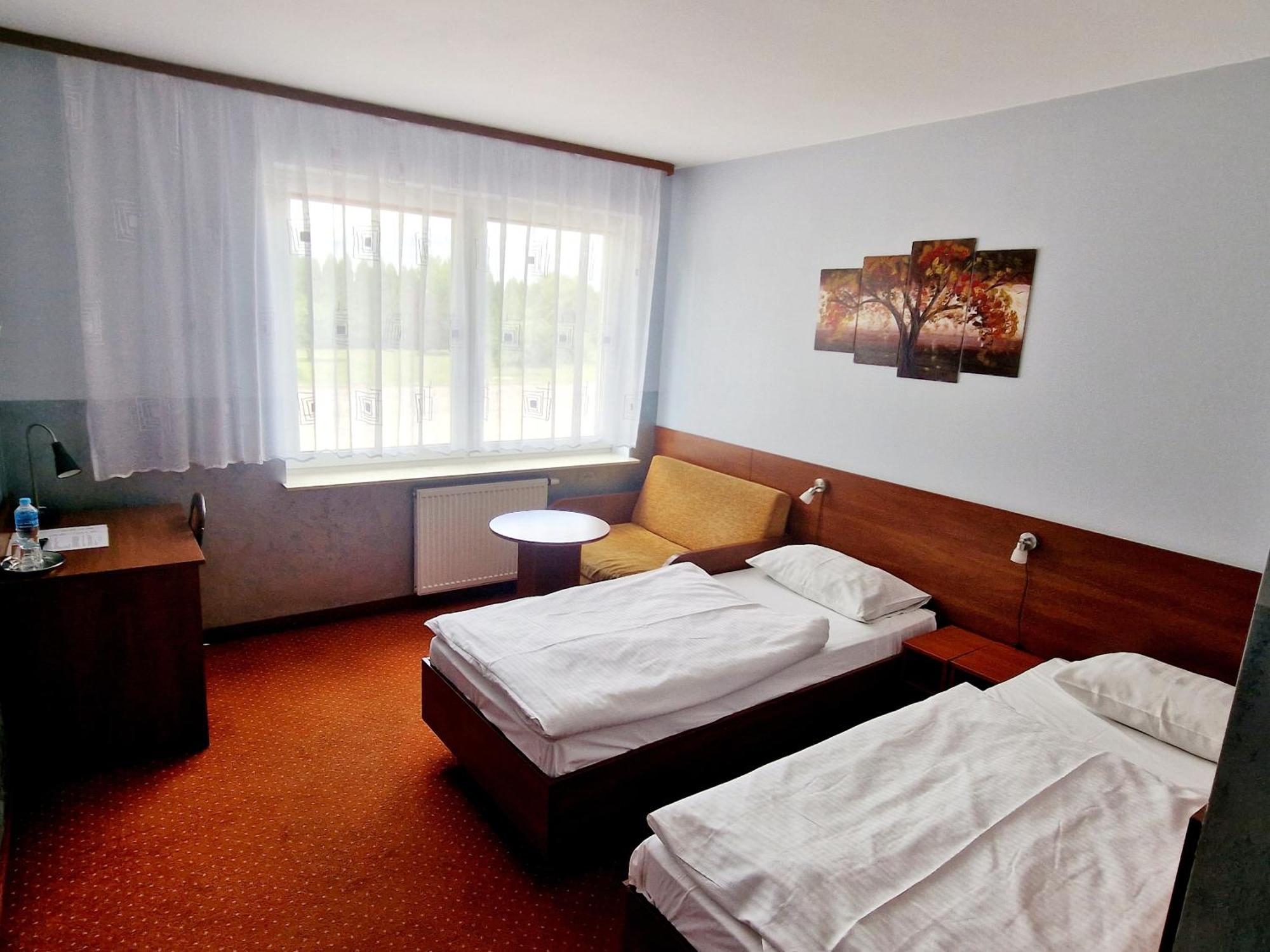 Hotel Podroznik Koszuty Ngoại thất bức ảnh