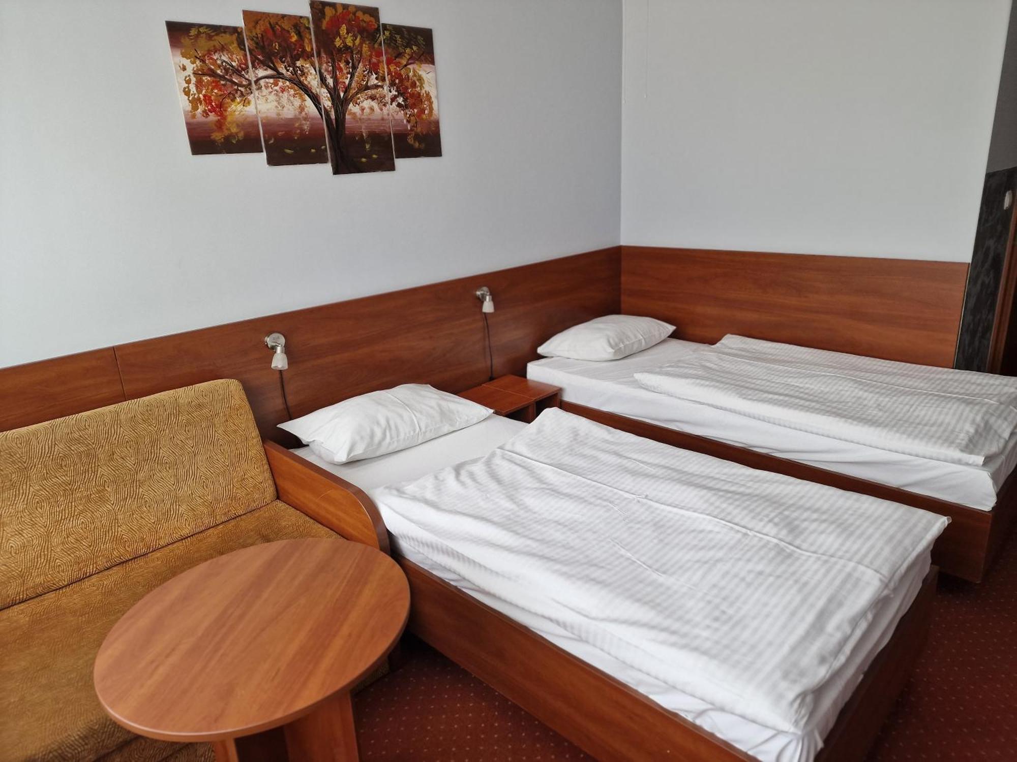 Hotel Podroznik Koszuty Ngoại thất bức ảnh