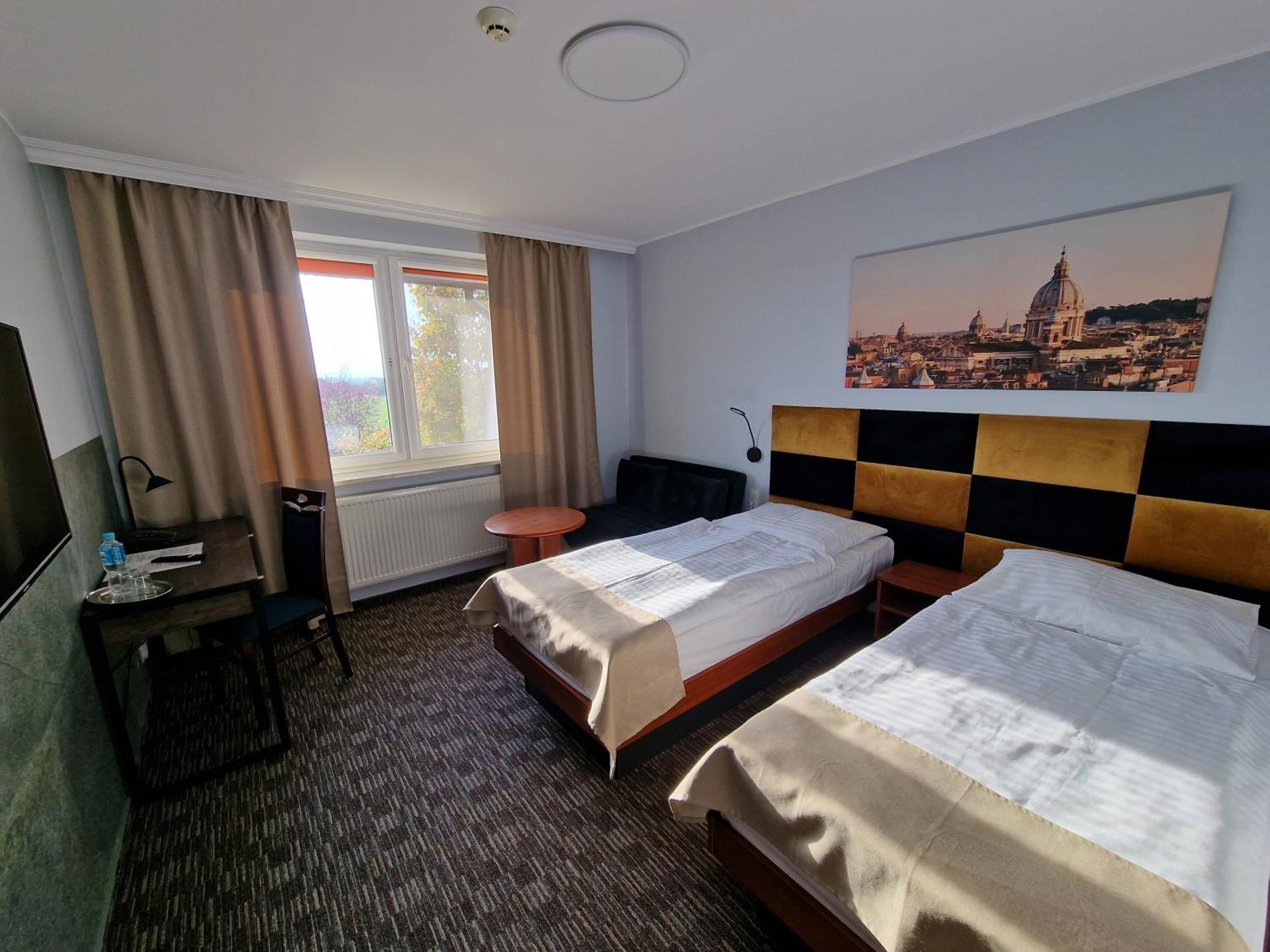 Hotel Podroznik Koszuty Ngoại thất bức ảnh