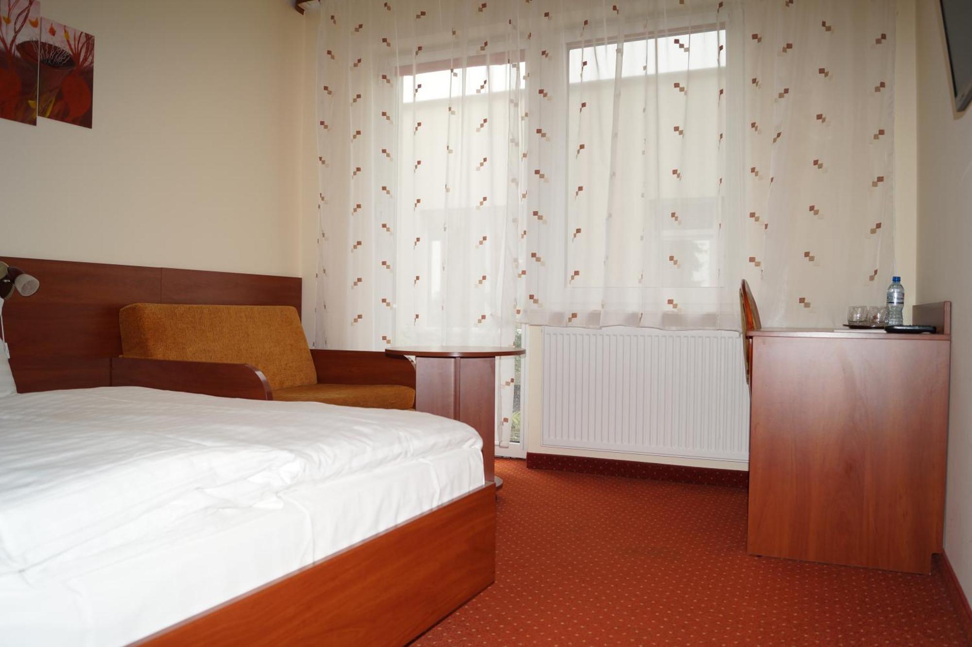 Hotel Podroznik Koszuty Ngoại thất bức ảnh