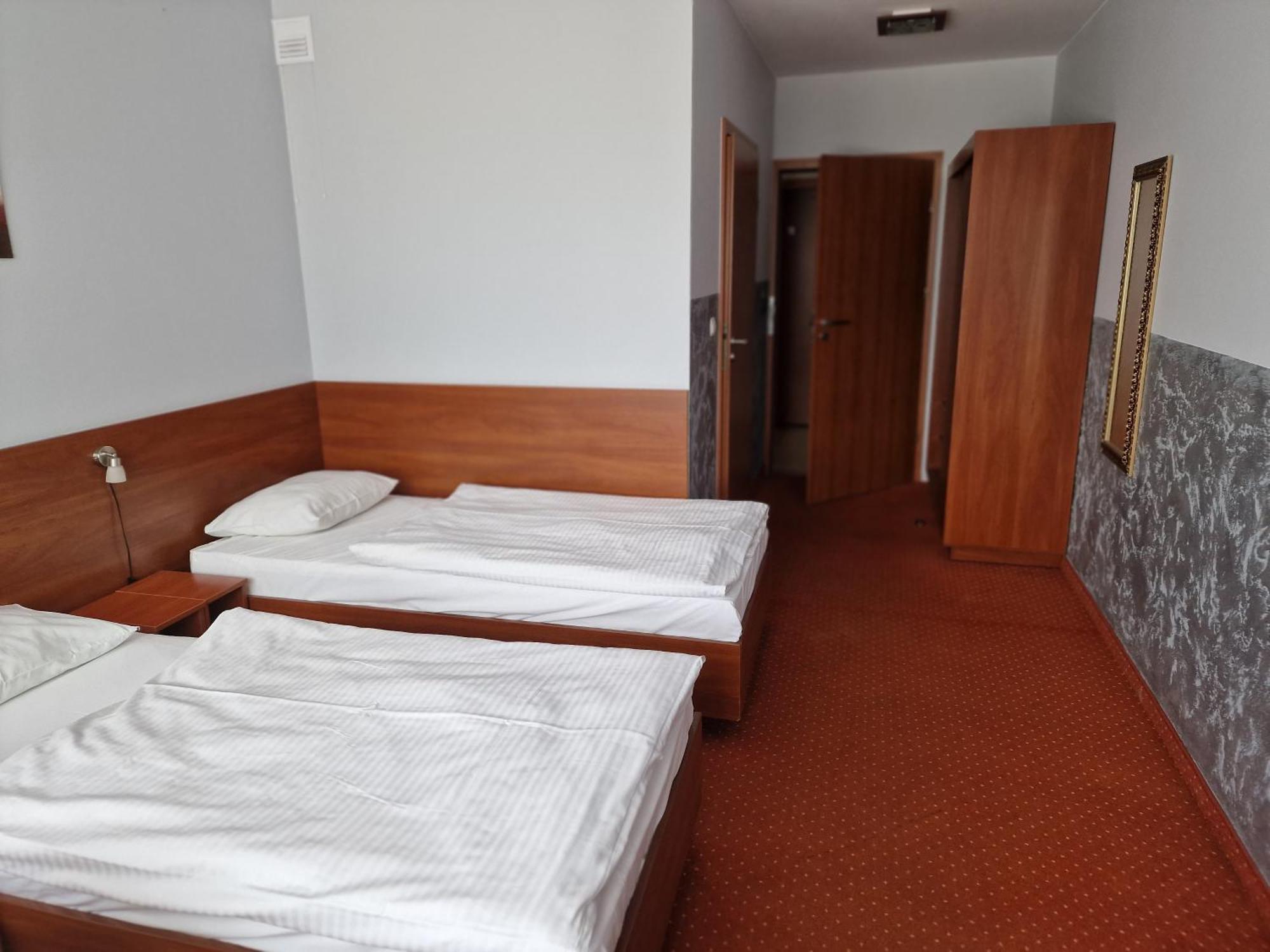 Hotel Podroznik Koszuty Ngoại thất bức ảnh