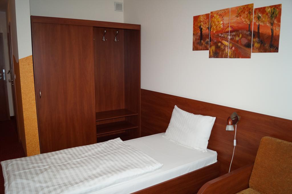 Hotel Podroznik Koszuty Ngoại thất bức ảnh