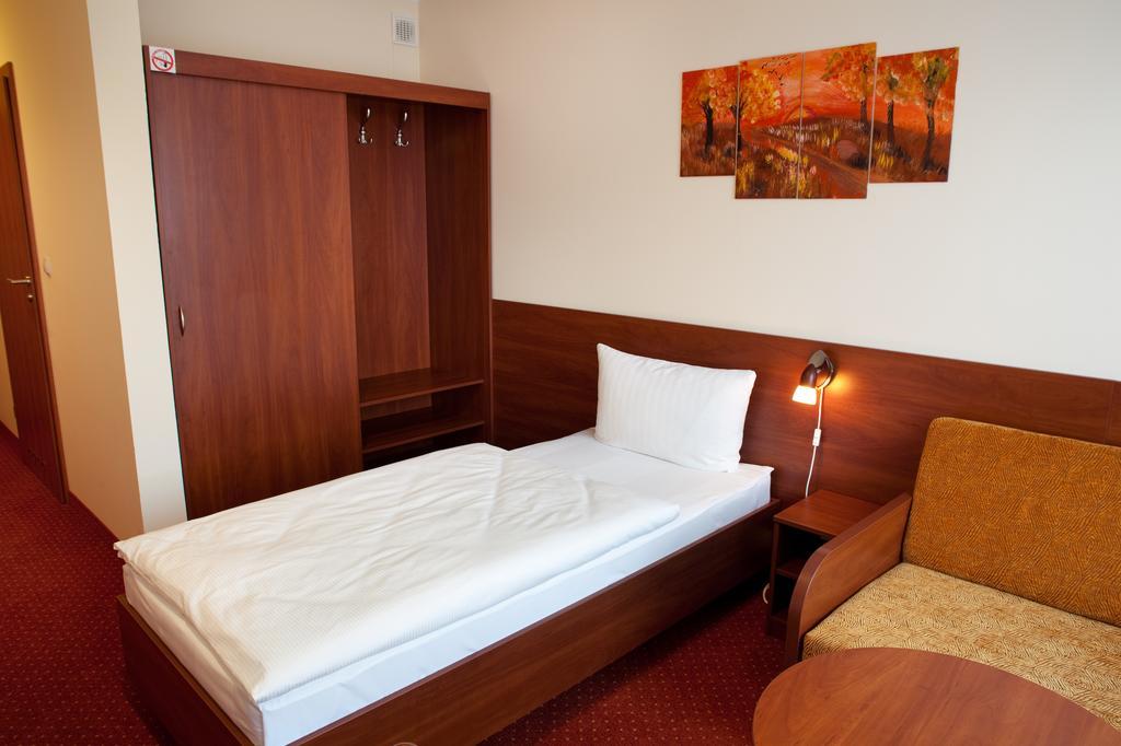 Hotel Podroznik Koszuty Ngoại thất bức ảnh