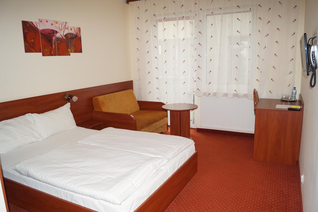 Hotel Podroznik Koszuty Ngoại thất bức ảnh